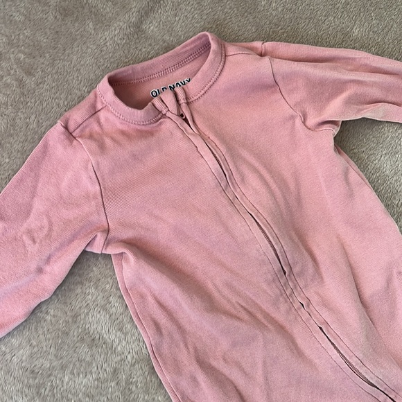 🩷2 for 10$🩷 Old Navy Baby Girl 2-Way Zip Sleeper, Size 0-3 Months - Picture 3 of 7